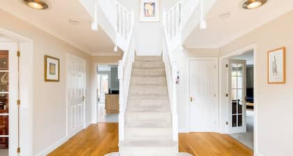 Pass the Keys | Spacious 4Bed Warwick Family Home, with Parking
