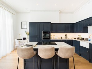 Kühlschrank, Mikrowelle, Ofen, Geschirrspüler