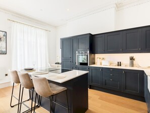 Kühlschrank, Mikrowelle, Ofen, Geschirrspüler