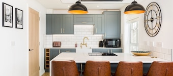 Stylish 2 Bed Flat in Warwick with Private Parking - Pass the Keys