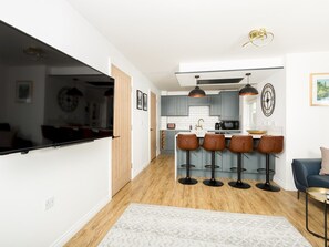 Interior - Stylish 2 Bed Flat in Warwick with Private Parking - Pass the Keys (Warwick)