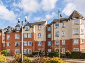 Exterior - Stylish 2 Bed Flat in Warwick with Private Parking - Pass the Keys (Warwick)