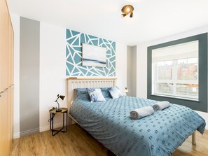 2 bedrooms, iron/ironing board, free WiFi, bed sheets - Stylish 2 Bed Flat in Warwick with Private Parking - Pass the Keys (Warwick)