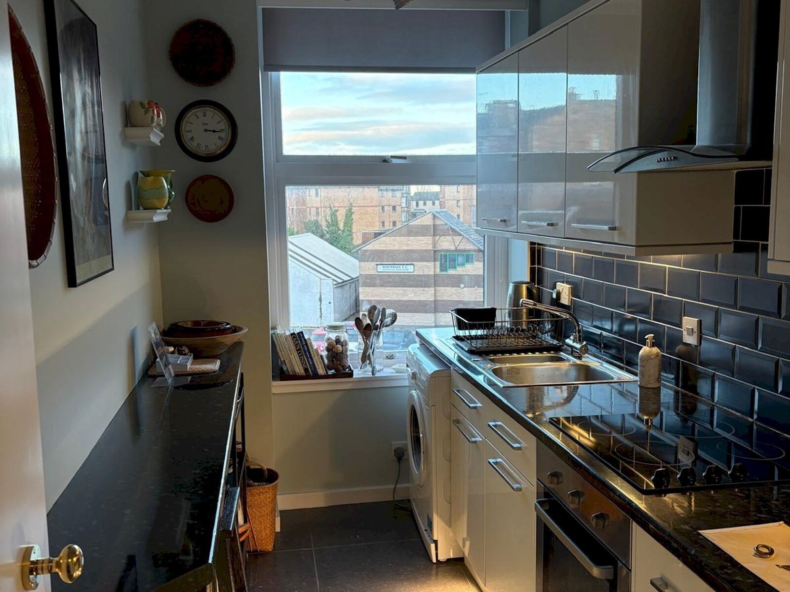 Een koelkast, een microgolfoven, een oven, een broodrooster
