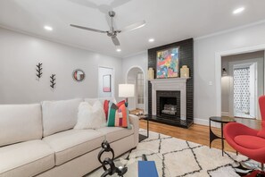 Smart-tv, een open haard, boeken en een muziekbibliotheek