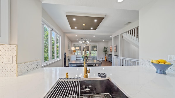 ثلاجة، ميكروويف، فرن، موقد طهي مسطح