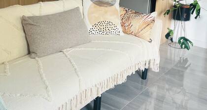 Contemporary and cosy apartment - pet and family friendly