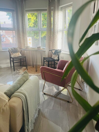 Contemporary and cosy apartment - pet and family friendly