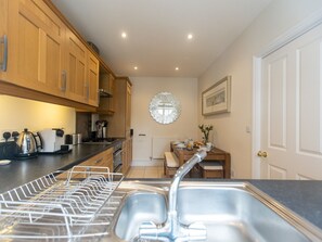 Kjøleskap, mikrobølgeovn, ovn og oppvaskmaskin