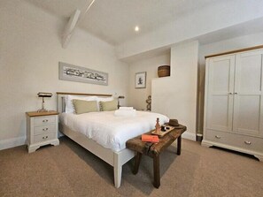 2 slaapkamers, een strijkplank/strijkijzer, gratis wifi, beddengoed