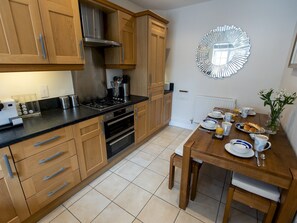 Een koelkast, een microgolfoven, een oven, een vaatwasser