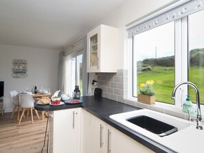 Kjøleskap, mikrobølgeovn, ovn og oppvaskmaskin