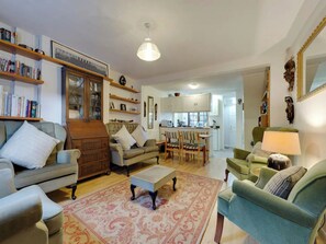 Smart TV - Pass the Keys | Central Victorian family home | Pass the Keys (Cambridge)