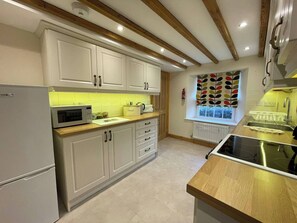 Een koelkast, een magnetron, een oven, een vaatwasser