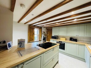 Fridge, microwave, oven, dishwasher - The Old Shop Family Cottage for 6 & Furry Friends - Pass the Keys (Hulme End)