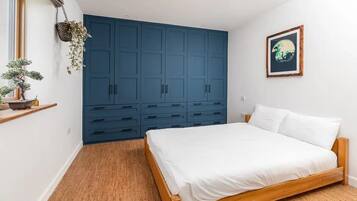 4 bedrooms, iron/ironing board, free WiFi, bed sheets