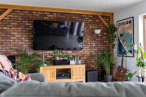 Living area - Modern 4 Bed Bungalow - Peaceful Rural Setting | Pass the Keys (Elstree)