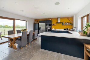 Een koelkast, een magnetron, een oven, een vaatwasser