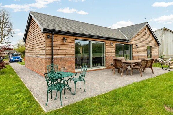 Outdoor dining - Modern 4 Bed Bungalow - Peaceful Rural Setting | Pass the Keys (Elstree)