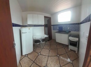 Een koelkast, een kookplaat, een koffiezetapparaat/waterkoker