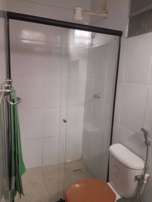 Serviettes fournies, savon, shampoing, papier toilette