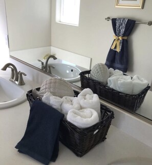 Shower, jetted bath, hair dryer, towels