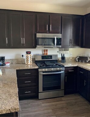 Frigorífico, microondas, horno y placa de cocina