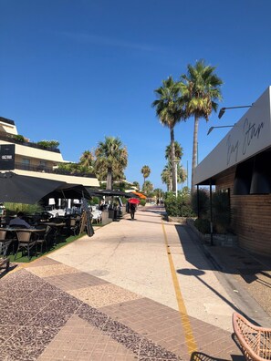 Outdoor dining - Apartment with terrace and mountain view 900 metres from the town center on foot (Vence)