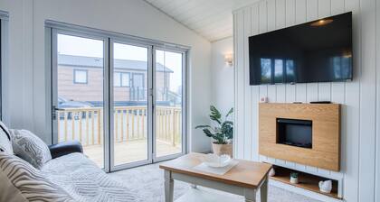 Swallow Lodge - 3 Bedroom Lodge - Wisemans Bridge