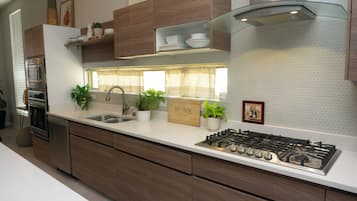 Refrigerador, microondas, horno y parrilla de estufa