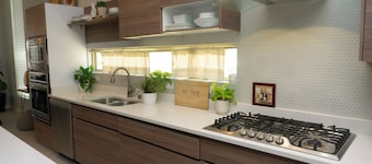 Modern Retreat by Golf Course - 3 Bedrooms & Office Space