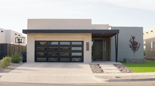 Modern Retreat by Golf Course - 3 Bedrooms & Office Space