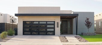 Modern Retreat by Golf Course - 3 Bedrooms & Office Space