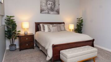 3 bedrooms, desk, iron/ironing board, bed sheets