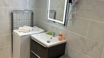 Secador de pelo, toallas, jabón y champú