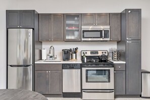 Een koelkast, een microgolfoven, een oven, een kookplaat