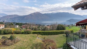 A residential area with a view of mountains and a lake. - Magic View - Love Escape for Two (Tremezzo)
