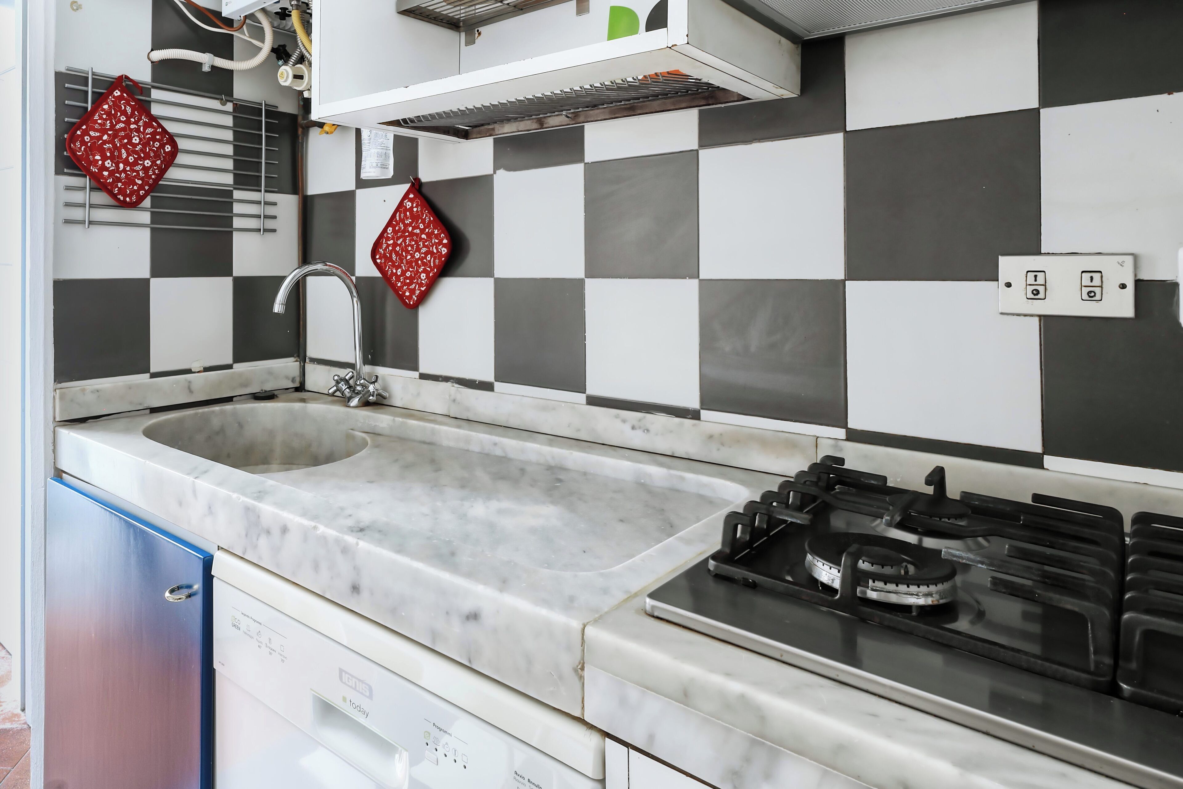 Een koelkast, een magnetron, een oven, een kookplaat