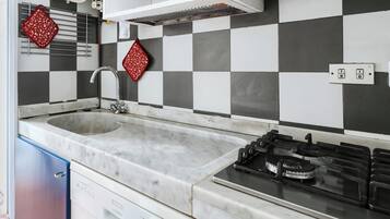 Een koelkast, een magnetron, een oven, een kookplaat