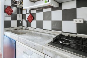 Frigorifero, microonde, forno, piano cottura