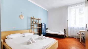 1 slaapkamer, een strijkplank/strijkijzer, gratis wifi, beddengoed