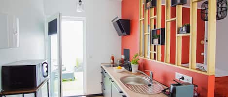 Fridge, microwave, stovetop, dishwasher