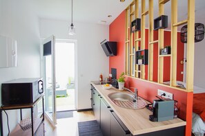 ثلاجة، ميكروويف، موقد طهي مسطح، غسالة أطباق