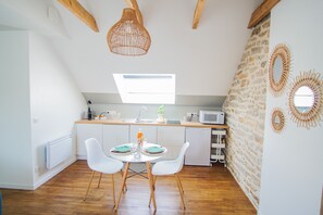 Kühlschrank, Mikrowelle, Herdplatte, Geschirrspüler