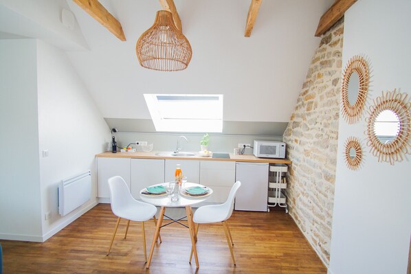 Kühlschrank, Mikrowelle, Herdplatte, Geschirrspüler