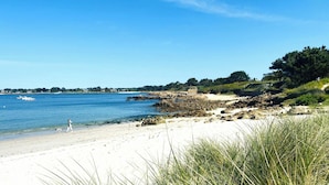 A beach with clear blue water, sandy shore, and grassy dunes. - -PICCO BIANCO-STUDIO ENTIÈREMENT RÉNOVÉ-CONCARNEAU (Concarneau)