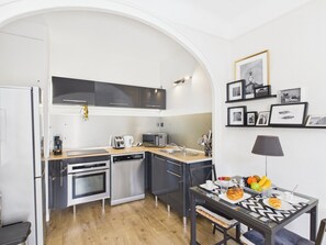 Kühlschrank, Mikrowelle, Ofen, Herdplatte