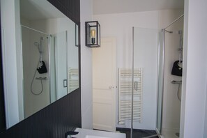 Douche, séchoir à cheveux