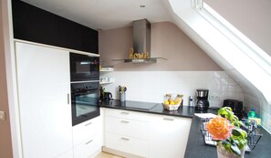 Een koelkast, een magnetron, een oven, een vaatwasser