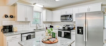 Private Hot Tub & Cold Plunge: Fayetteville Gem!